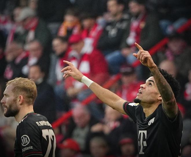 你是哪边的？本菲卡门将特鲁宾扑点后被队友阿劳若补射进球（尴尬一幕：本菲卡门将特鲁宾扑出点球，却被队友阿劳若补射破门）