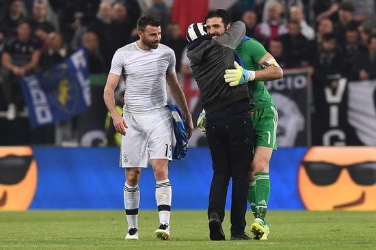 00后巅峰对决，ATP年终总决赛“辛卡决”，辛纳卫冕（00后巅峰相逢：ATP年终总决赛上演“辛卡大战”，辛纳成功卫冕）