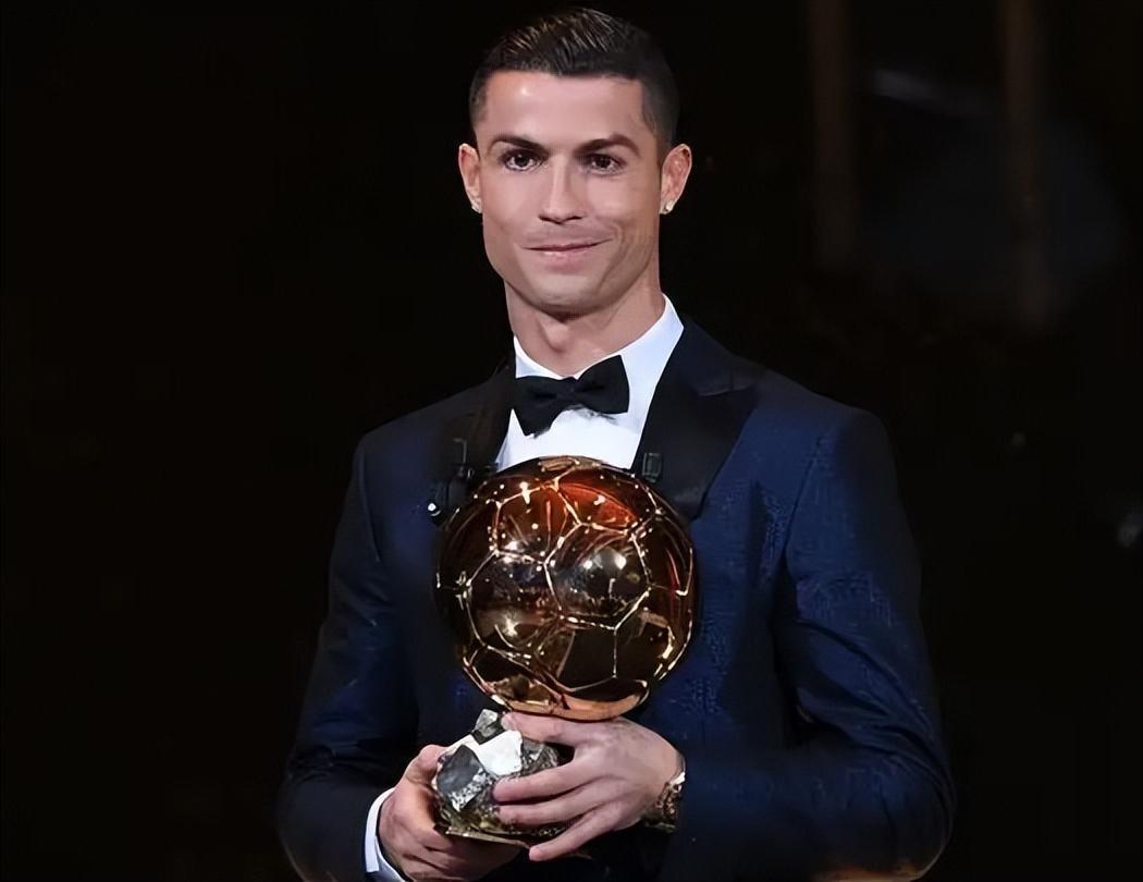 不可触碰的美，若昂-内维斯女友马达莱娜晒暗黑风妆造（冷艳不可近：若昂-内维斯女友马达莱娜晒暗黑系妆容）